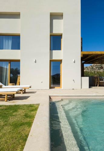 Nour, Modern High-Ceiling Retreat with Pool in Plaka Naxos