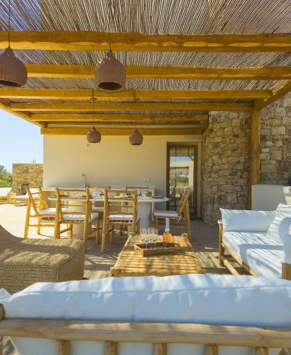 Nour, Modern High-Ceiling Retreat with Pool in Plaka Naxos
