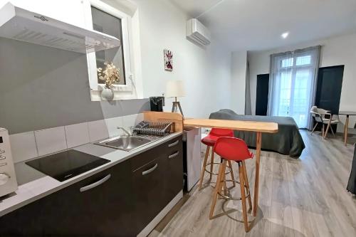 Apt 2, 1er étage, large studio tout confort et climatisé avec une terrasse commune dans un immeuble historique au cachet unique