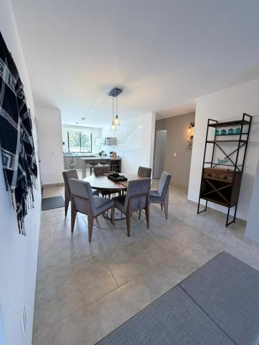 a living room with a table and chairs and a kitchen at Residencial en San Miguel de Allende in San Miguel de Allende