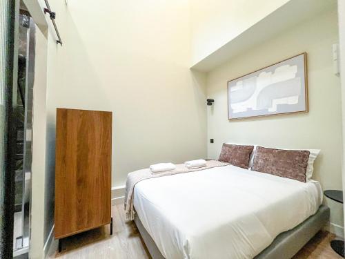 UrbanFlat 199 - Beautiful 5 Bedrooms Parisian Townhouse Flat