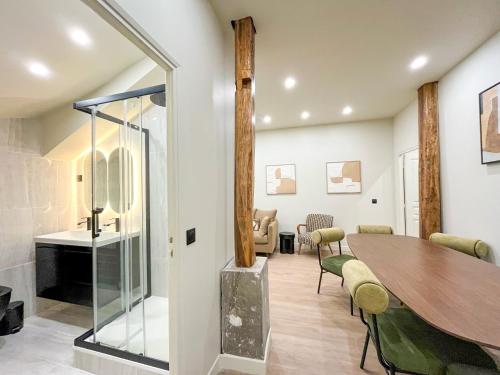 UrbanFlat 199 - Beautiful 5 Bedrooms Parisian Townhouse Flat