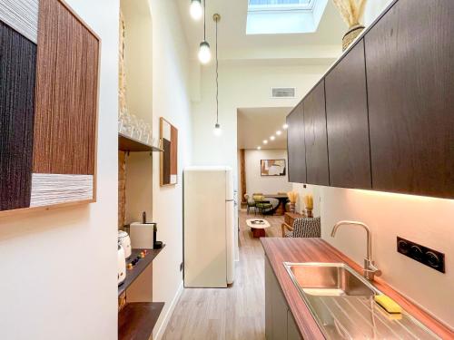 UrbanFlat 199 - Beautiful 5 Bedrooms Parisian Townhouse Flat