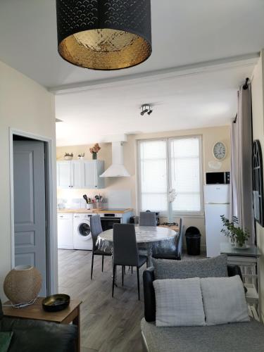 un salon et une cuisine avec une table et des chaises dans l'établissement La Quiétude, au Crotoy