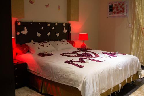 a bed with a heart made out of flowers on it at Qsr Al Lolo in Sakakah