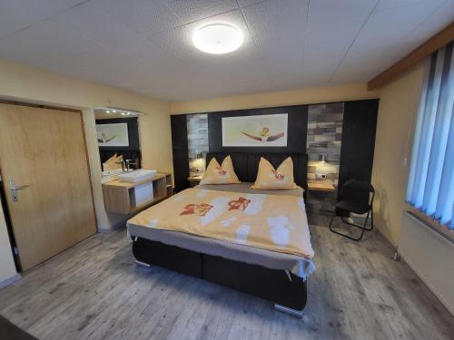 a bedroom with a large bed and a bathroom at Ferienwohnung-Gerti in Uderns