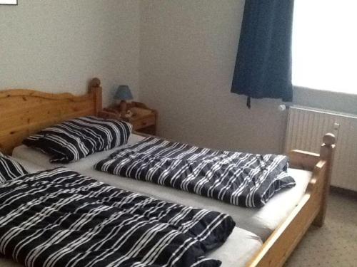 two twin beds in a bedroom with a window at Viktor-Jaeger-Stiftung in Nebel