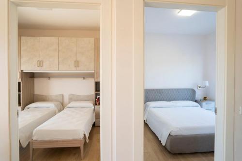 a room with three beds in a room at Villa Adele con piscina privata vicino Tropea - per 16 persone in Torre Marino