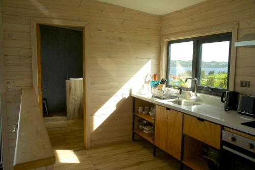 a kitchen with a sink and a window at Parcela Nueve in Frutillar