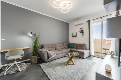 Modern Apartment with Scenic Views & Earthy Vibes by PikHost