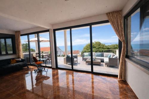 Villa Palma Maris - Pool, Sea View & Private Gym