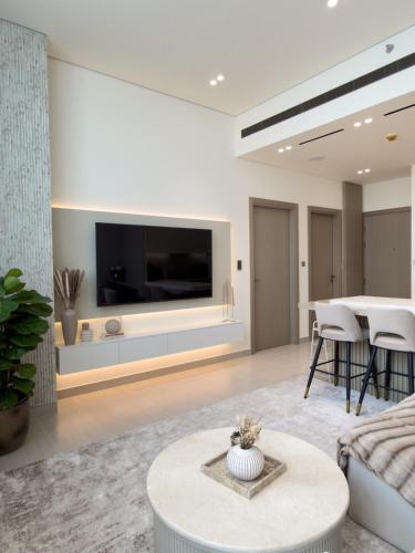 Luxe Apt with Private Balcony Pool