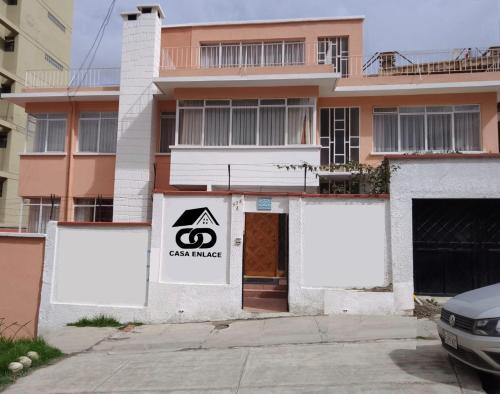 un edificio con un cartello davanti di Casa ENLACE a La Paz