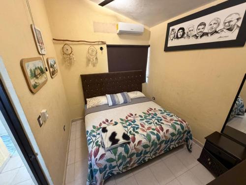 a small bedroom with a bed in a room at Casa KIRICHNA cerca de centro comercial Y AIRPORT in Chetumal