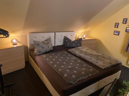 a bed in a room with two nightstands and a bed sidx sidx sidx at Apartment An der Büdnerei in Graal-Müritz