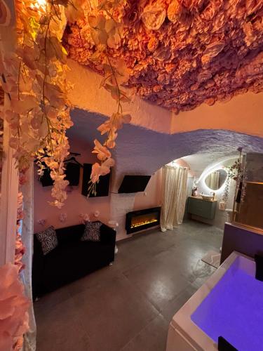 a living room with a ceiling decorated with flowers at La suite des cœurs cachés in Valserres