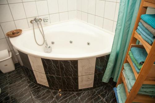 a bath tub in a bathroom with blue towels at Canoe Welcome in Hattingen