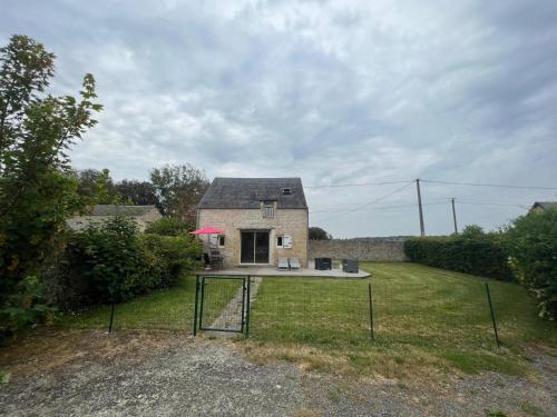 a small house in the middle of a yard at Gîte Le Val de Marigny 2 personnes in Longues-sur-Mer
