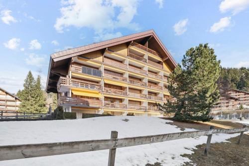 Central flat in Villars sur Ollon, Amethyste, for 4, with two double beds, balcony and 75m to ski-train