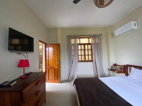 เตียงในห้องที่ Hotel majai