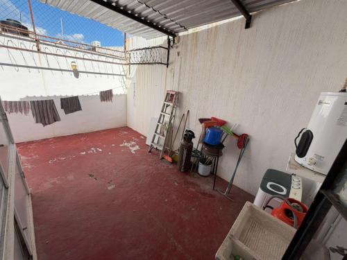 an empty garage with a room with a red floor at Casa KIRICHNA cerca de centro comercial Y AIRPORT in Chetumal