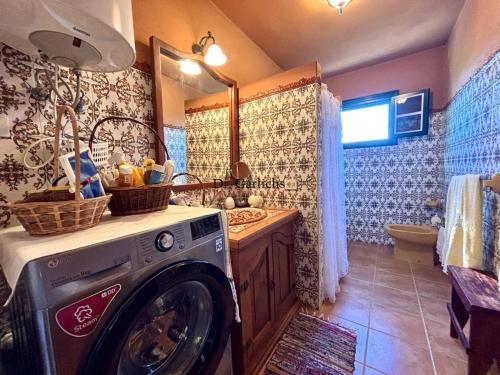a bathroom with a washing machine in a room at Tropical Paradice Villa in Icod de los Vinos