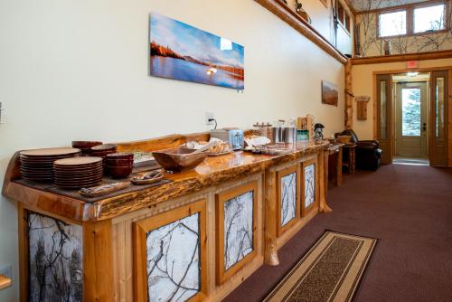 a room with a counter with dishes on it at Adirondack Spruce Lodge in Wilmington