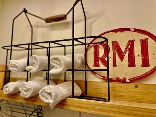 a shelf with towels and a sign that reads run at Bed and Breakfast Rotterdam in Rotterdam