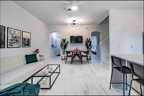 Disney-Area 3BR Home | Pool, Arcade & Tiki Bar photo 15