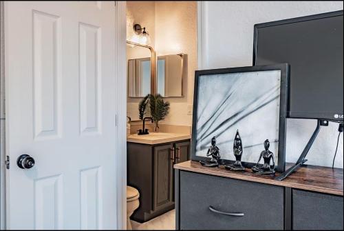 Disney-Area 3BR Home | Pool, Arcade & Tiki Bar photo 19