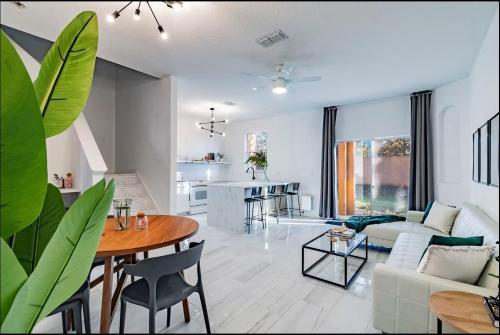 Disney-Area 3BR Home | Pool, Arcade & Tiki Bar photo 6