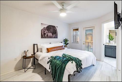 Disney-Area 3BR Home | Pool, Arcade & Tiki Bar photo 9