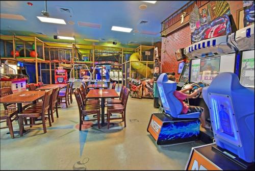 Disney-Area 3BR Home | Pool, Arcade & Tiki Bar photo 39