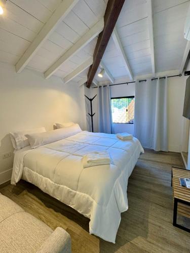a bedroom with a large white bed and a window at Luxurious Quinta House in Fernando de la Mora