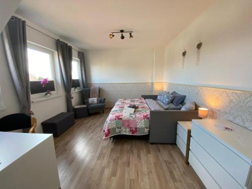 a bedroom with a bed and a living room at Ferienzimmer 2 Engelmann-Beck in Hanstedt