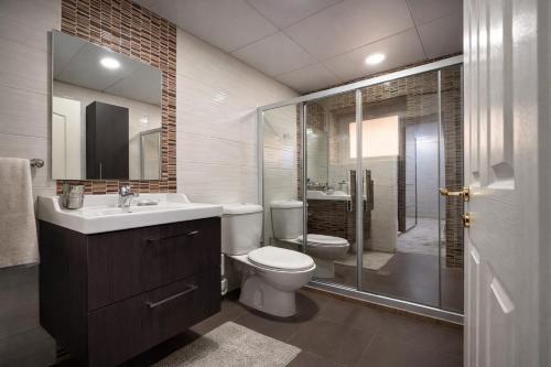 un bagno con wc, lavandino e doccia di Al Basem Hotel ad Amman