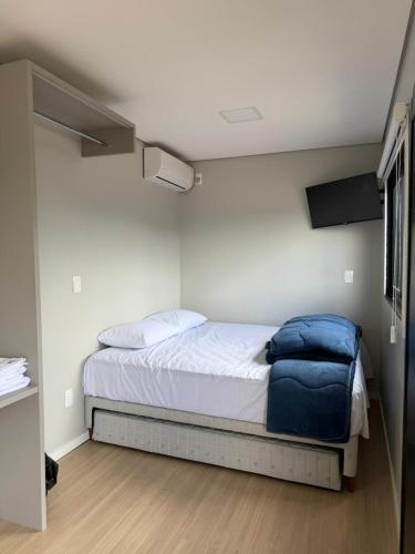 a bedroom with a bed in a room at Arena Bitz in Pato Branco
