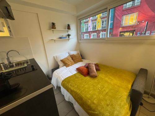 Little Parisian Hideaway for Two - Smart City Base