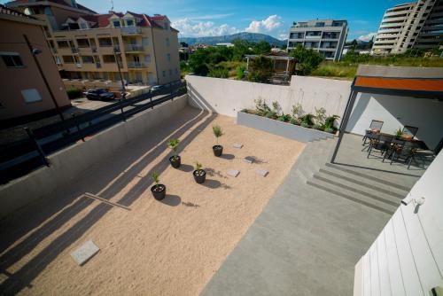 Apartman 76 - Modern Apartment with On-Site Private Parking