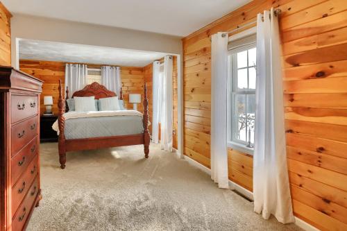 a bedroom with a bed and a window at 15 off Summer Special - Wifi - Pet Friendly in Sigel