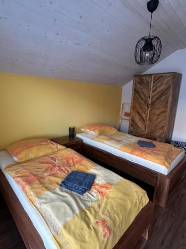 two beds sitting next to each other in a room at Apartmány U GUNÁRA Vyhne - Apartmán Akácia in Vyhne