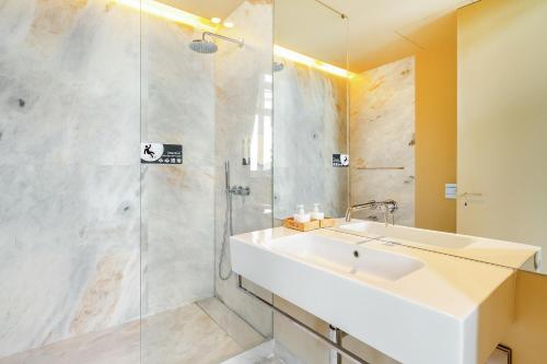 WHome Riverside Flat Steps from Lisbon Attractions