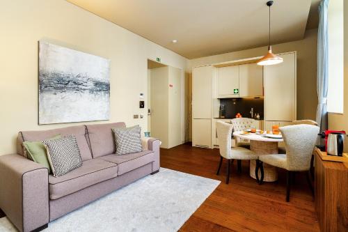 WHome Riverside Flat Steps from Lisbon Attractions