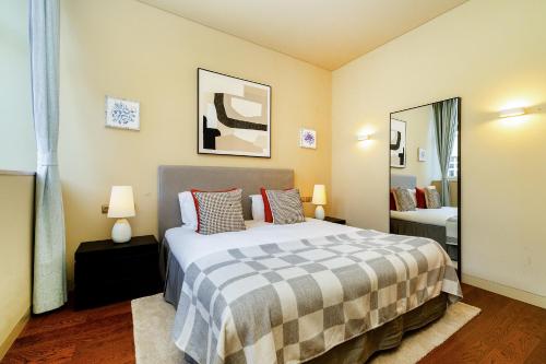 WHome Riverside Flat Steps from Lisbon Attractions