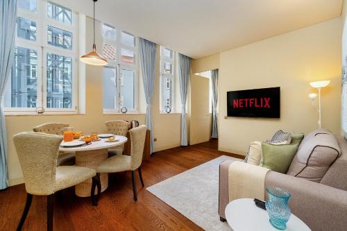 WHome Riverside Flat Steps from Lisbon Attractions