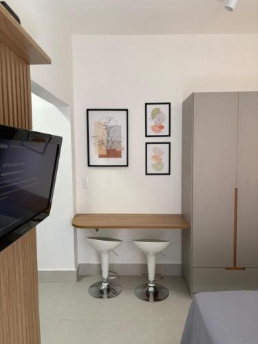 a room with a table and two stools at Kit Gonzaga Santos in Santos