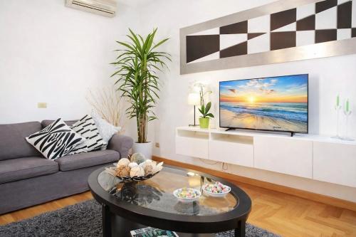 Luxury Apartment for 10 Central VATICANO S'Peter Basilica AirCond NETFLIX - SKY Wifi