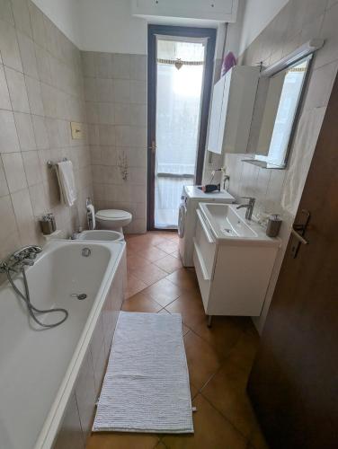 a bathroom with a tub and a sink and a toilet at Casafiorella in Monza