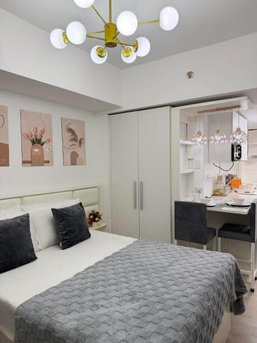 a bedroom with a bed and a desk in it at Azure North - Aurora Sky in San Fernando