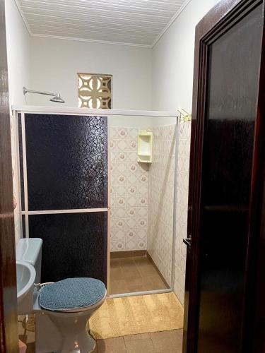 a bathroom with a shower with a toilet and a sink at Casa Mosqueiro, Praia do Farol e Chapéu Virado in Mosqueiro